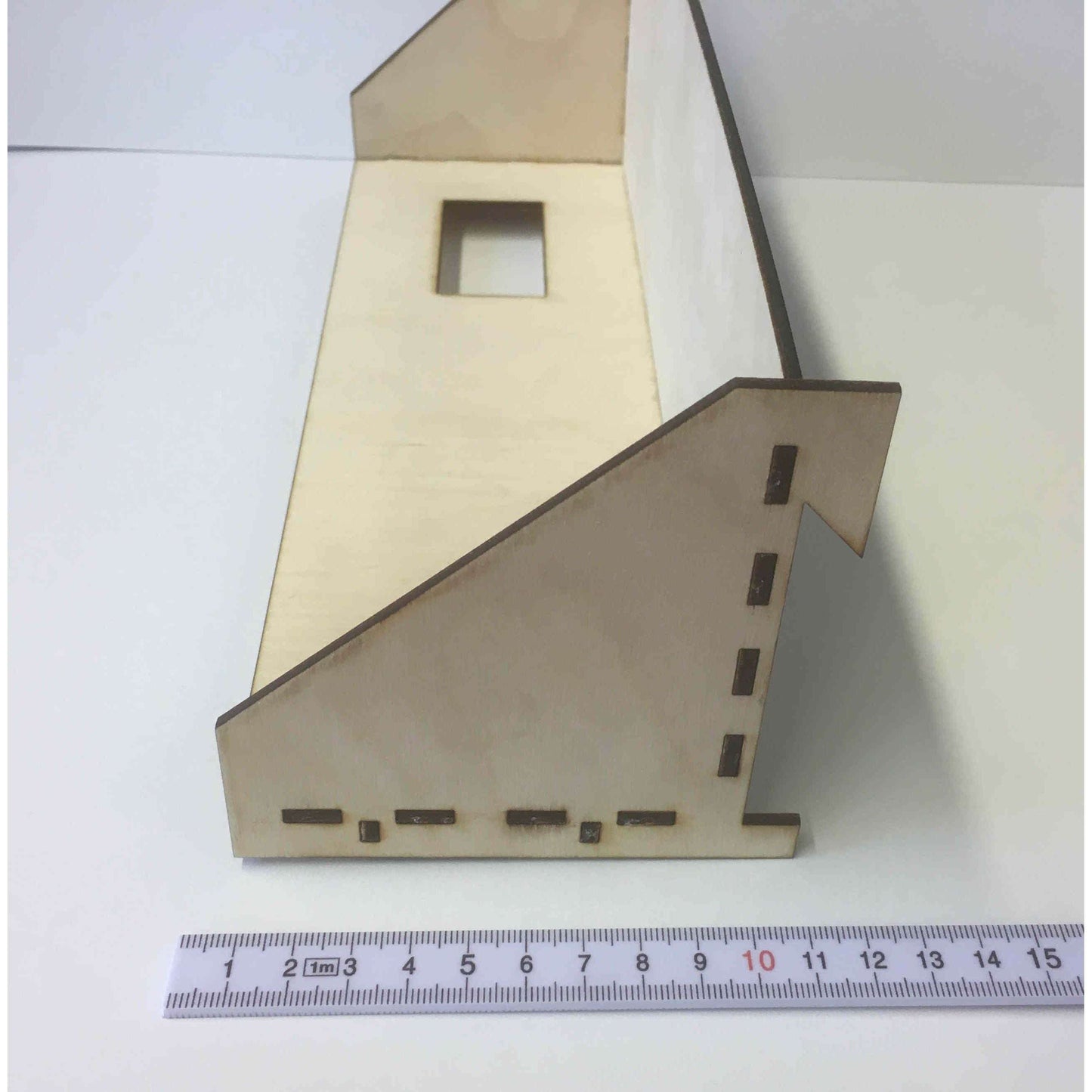 Holzdeko-Lasercut-Gravur Regal für Stichsägeaufbewahrung an French Cleat Leisten, aus Holz gefertigt, praktische Werkstattorganisation