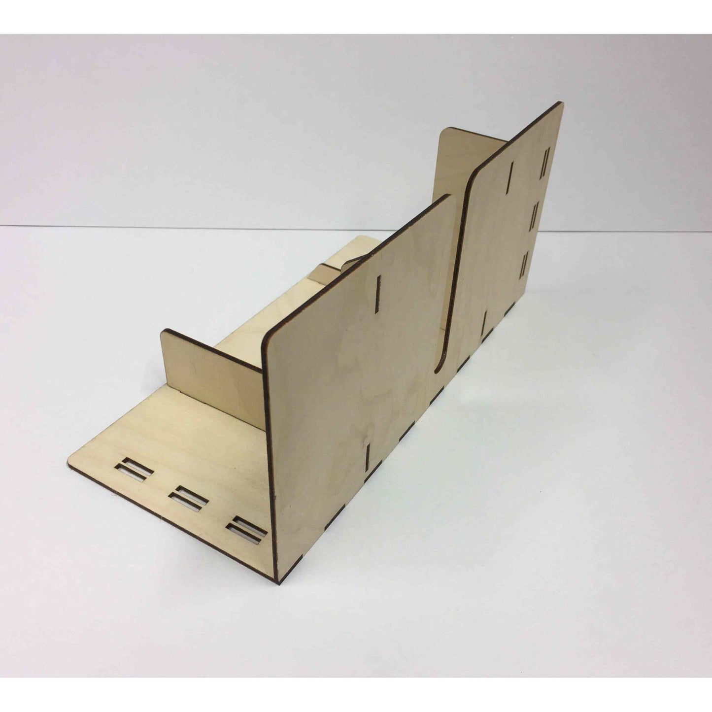 Proxxon Thermocut Schnittführung für präzise Holzdeko-Lasercut-Gravur, zeigt das Schneidgerät in Verwendung.