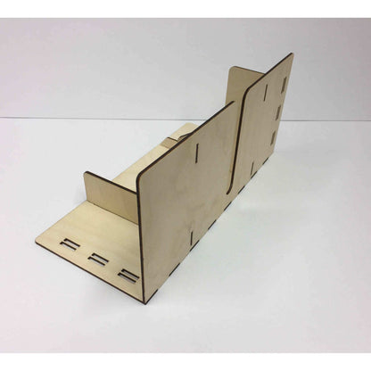 Proxxon Thermocut Schnittführung für präzise Holzdeko-Lasercut-Gravur, zeigt das Schneidgerät in Verwendung.